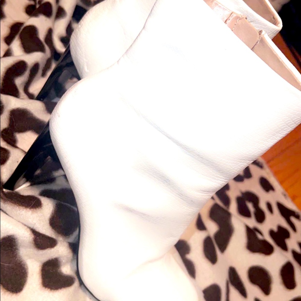 WHITE BOOTIES 💗